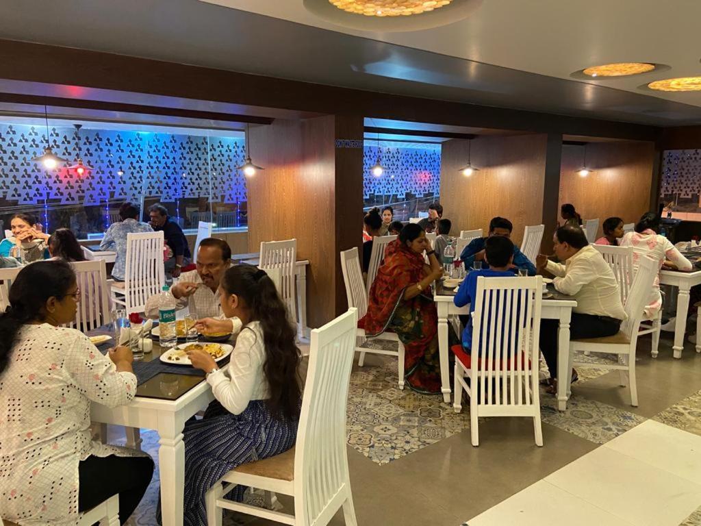 חסן Miles Inn Hotel מראה חיצוני תמונה